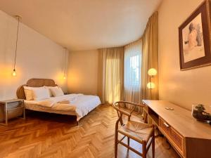 um quarto de hotel com uma cama e uma secretária em City Center Unirii Square Private rooms with City View - Shared Amenities em Bucareste