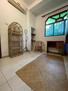 sala de estar con ventana grande y jaula para aves en Ocean Talpe Villa, en Talpe