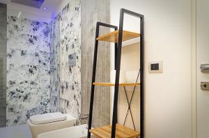 een badkamer met een wit toilet en een douche bij Sunrise Luxury Apartments in Cassibile