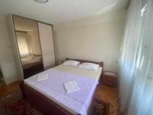 Giường trong phòng chung tại Holiday Apartment