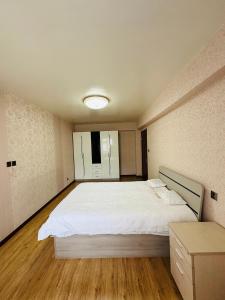 מיטה או מיטות בחדר ב-Bayanmongol Residnence -2 bedrooms, 1-living room apartment