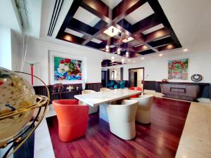 杜拜的住宿－ELAN RIMAL SADAF Suites，一间带桌子和椅子的用餐室