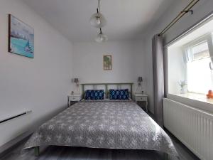 sypialnia z łóżkiem i oknem w obiekcie Fehér szeder w mieście Csopak