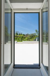 una finestra aperta in una camera con vista di Villa Morea & Rooms in Procida a Procida