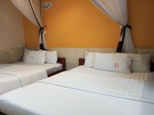 Dos camas una al lado de la otra en una habitación. en Fourth Parklands Hotel, en Nairobi 63 fotos más