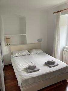 ein Schlafzimmer mit einem Bett mit zwei Handtüchern darauf in der Unterkunft Villa Ella in Opatija + 82 Fotos