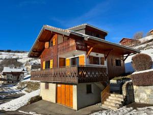 a house with a balcony on the side of it at Chalet Altitude - Vue panoramique - 8 pers in Bernex