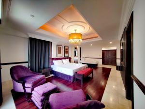 um quarto de hotel com uma cama e mobiliário roxo em ELAN RIMAL SADAF Suites no Dubai