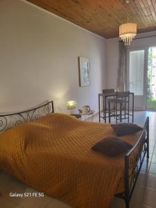 um quarto com uma cama e uma sala de jantar em CHEZ ISABELLE em Luri