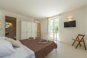 um quarto com uma cama com duas toalhas em Villa Morea & Rooms in Procida em Procida