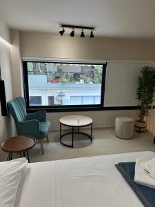 een hotelkamer met een bed en een groot raam bij Kiani Akti Suites 2 in Preveza