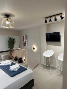 een slaapkamer met een bed en een flatscreen-tv bij Kiani Akti Suites 2 in Preveza