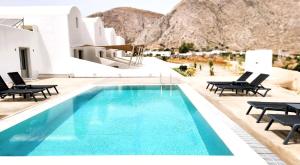 Bazén v ubytování HAYAL SUITES SANTORINI nebo v jeho okolí