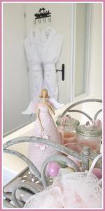 Una bambola seduta su una sedia davanti a uno specchio di Marie, la fée endormie, 'breizh buffet' balnéo a Muzillac