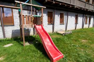 Plac zabaw dla dzieci w obiekcie Apartmány Chata Švadlenka
