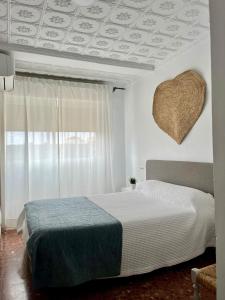 1 dormitorio con 1 cama y un corazón en la pared en Pensión Del Sol, en Puerto Lumbreras