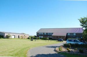 a building with a car parked in front of a playground at Leefke in Goting