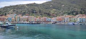 un puerto con barcos en el agua al lado de una ciudad en Orbetello Appartamento accogliente con parcheggio gratuito en Orbetello