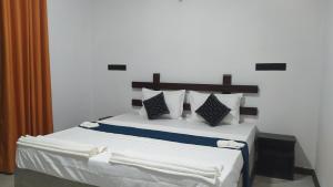 Yashi's Place Sigiriya tesisinde bir odada yatak veya yataklar