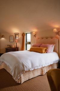 Un dormitorio con una gran cama blanca y una ventana en The Grain Store en Sutton Bonington