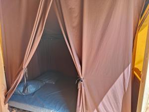 Postel nebo postele na pokoji v ubytování Camping Onlycamp La Confluence