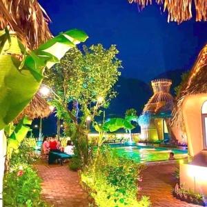 un complejo con piscina por la noche en Tam Coc Sky Bungalow en Ninh Binh