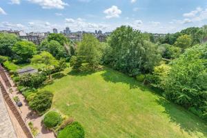 una vista aérea de un parque con árboles y césped en HYDE PARK, OXFORD STREET, PADDINGTON, BEAUTIFUL 3 BEDROOMS,BALCONY, 2 BATH, MANSION BLOCK, MAIDA VALE, W9 NW8 LORDs CRICKET en Londres