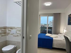 ein Schlafzimmer mit einem Bett und ein Badezimmer mit einem WC in der Unterkunft B&B Albachiara in Tropea
