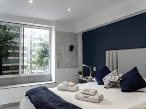 Un dormitorio con una cama grande con toallas. en Moderno 2BR Center Miraflores- Balta 301, en Lima 40 fotos más