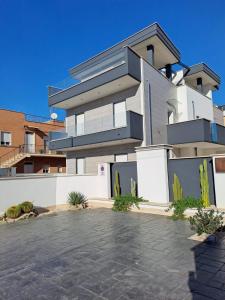 Budova, kde se apartmán nachází + 36 fotografií