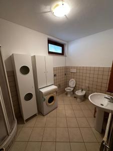 La salle de bains est pourvue de toilettes et d'un lavabo. dans l'établissement Appartamento-Casalvelino, à Omignano