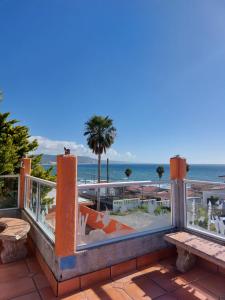een balkon met banken en uitzicht op het strand bij Estudios Del Mar km42 in Raulis