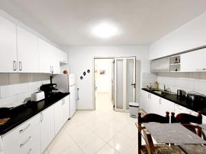 Kuchyň nebo kuchyňský kout v ubytování BrunAri Apartment