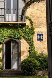 um edifício com hera a crescer ao lado dele em Tenuta Rustìca 1519 em Roccella Valdemone