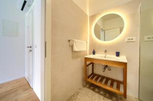 un baño con lavabo y espejo en Apartments Sara & Kiki, en Baška 62 fotos más