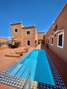 una piscina en medio de una casa en Auberge Ksar Ait Ben Haddou en Aït Ben Haddou