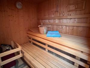 a wooden sauna with a towel sitting in it at City Chillout Heidelberg, Apartment mit Sauna & Pool in Heidelberg