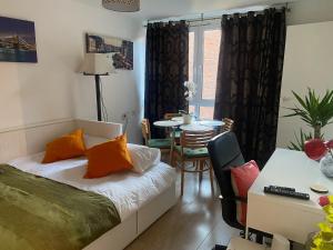 sypialnia z łóżkiem, stołem i krzesłami w obiekcie Apt 2/4people Archway/Holloway w Londynie