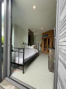 um quarto com uma cama dentro de um quarto em Tranquilo maaseik em Maaseik