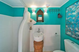 A bathroom at Casa Angelina Lindian House with large garden