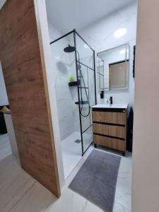 Kúpeľňa v ubytovaní Seascape - Tranquil Studio Apartment
