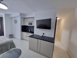 Televízia a/alebo spoločenská miestnosť v ubytovaní Seascape - Tranquil Studio Apartment