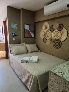1 dormitorio con 1 cama con sombreros en la pared en FLAT 104 Luis Correia Vila Atlântida en Luis Correia