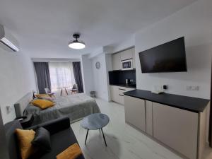Televízia a/alebo spoločenská miestnosť v ubytovaní Seascape - Tranquil Studio Apartment