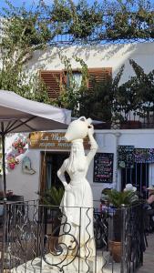 Eine Statue einer Frau, die vor einem Restaurant steht. in der Unterkunft Hotel Puntazo II in Mojácar