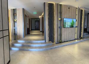 Televiisor ja/või meelelahutuskeskus majutusasutuses Ramadi Hotel & فندق رمادي