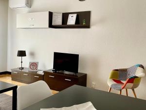 Televízia a/alebo spoločenská miestnosť v ubytovaní Vivienda con Parking incluido - Zona Van Dyck