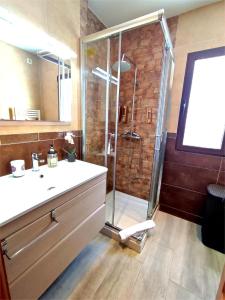 uma casa de banho com um chuveiro e um lavatório branco em Ducal 9 Manga Norte em La Manga del Mar Menor