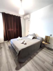 um quarto com uma cama com duas toalhas em Ducal 9 Manga Norte em La Manga del Mar Menor