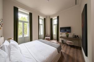 TV a/nebo společenská místnost v ubytování Nine Athens Hotel